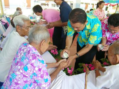 ประมวลภาพกิจกรรมวันสงกรานต์-รดน้ำผู้สูงอายุ ประจำปี 2553